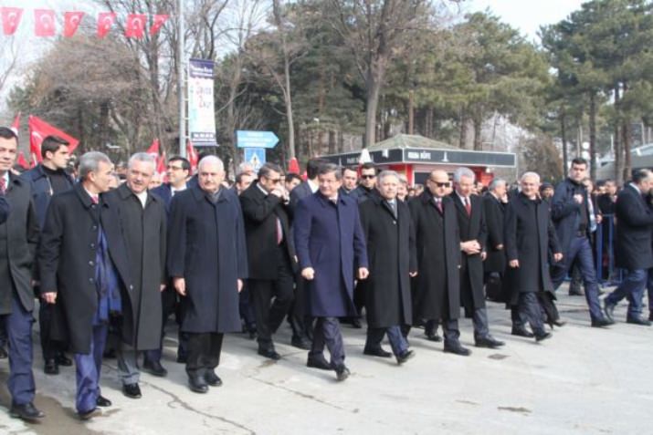 Başbakan Davutoğlu, ‘Aşılmaz Zannedilen Dağları Aşar, Yenilmez Zannedilen Orduları Yener, Bayrağı Dik, Ezanı Gür Tutarız’